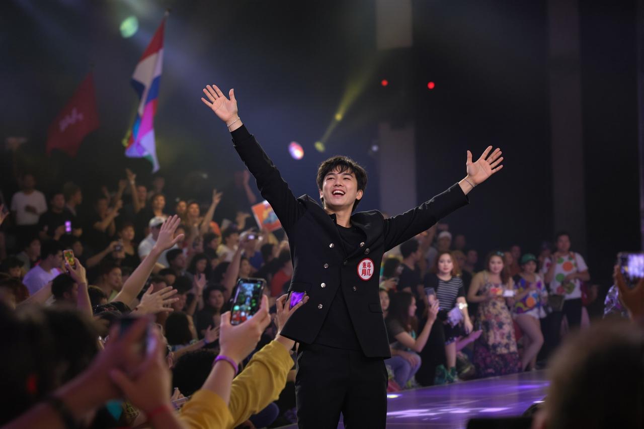 百花视频影迷见面会圆满举行，万名粉丝热情参与